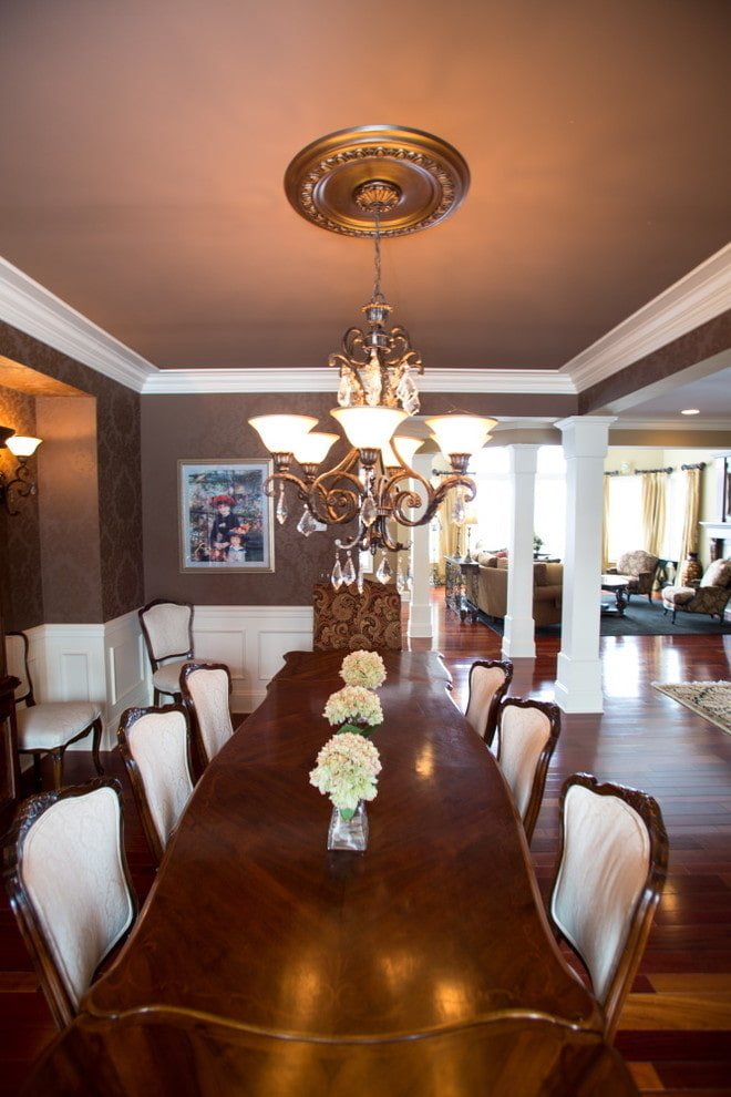 struttura del soffitto marrone con lampadario