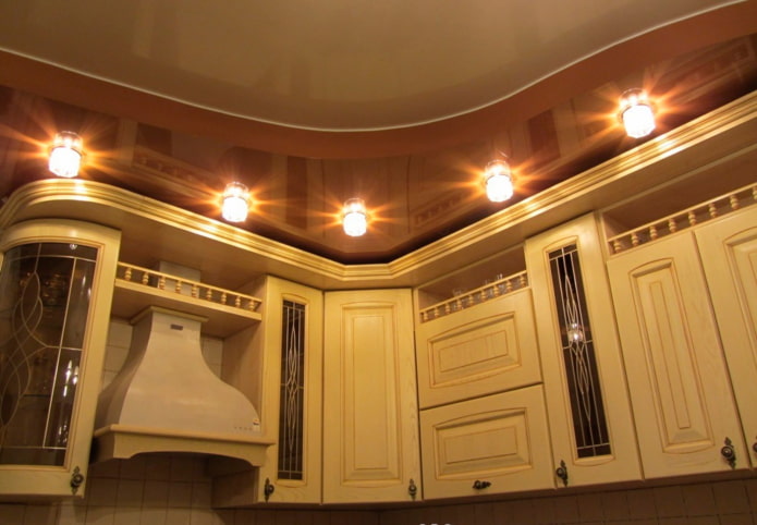 struttura del soffitto marrone con lampade