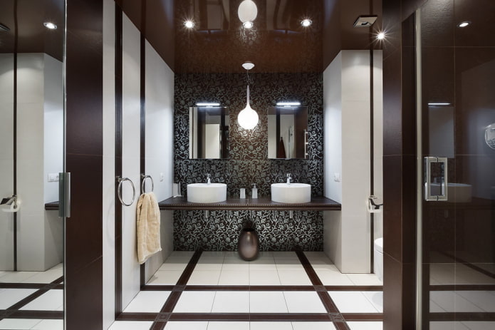 soffitto teso nell'interno del bagno