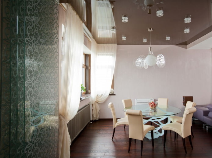 soffitto teso nell'interno della sala da pranzo