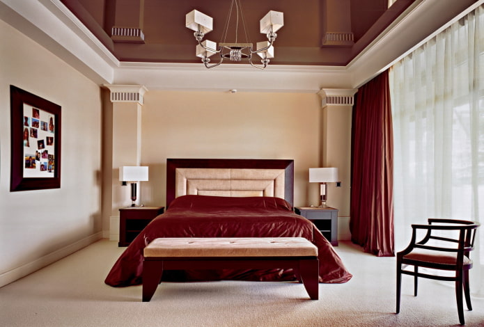 soffitto teso marrone con tende bordeaux