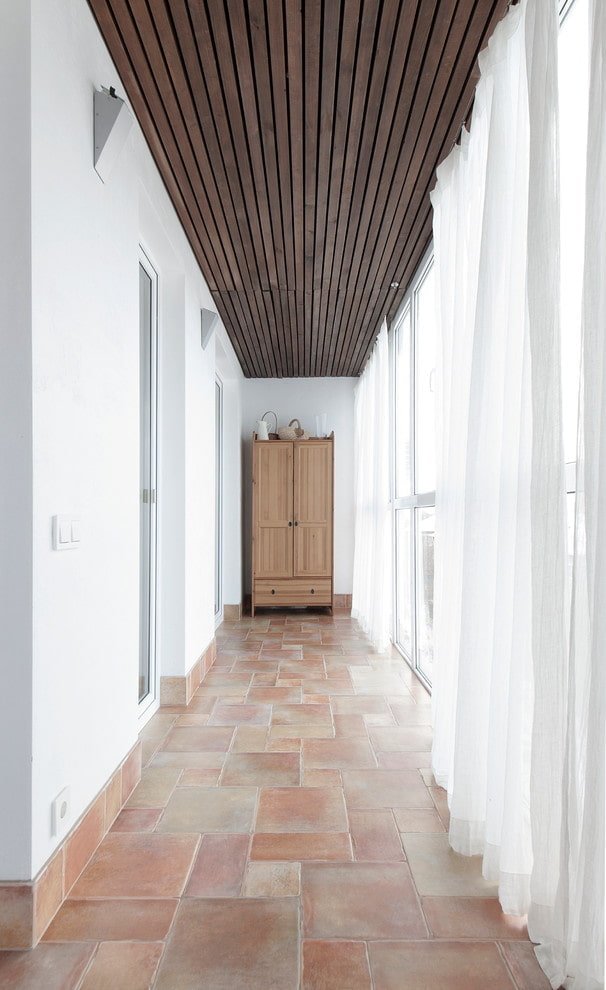 soffitto a doghe sul balcone