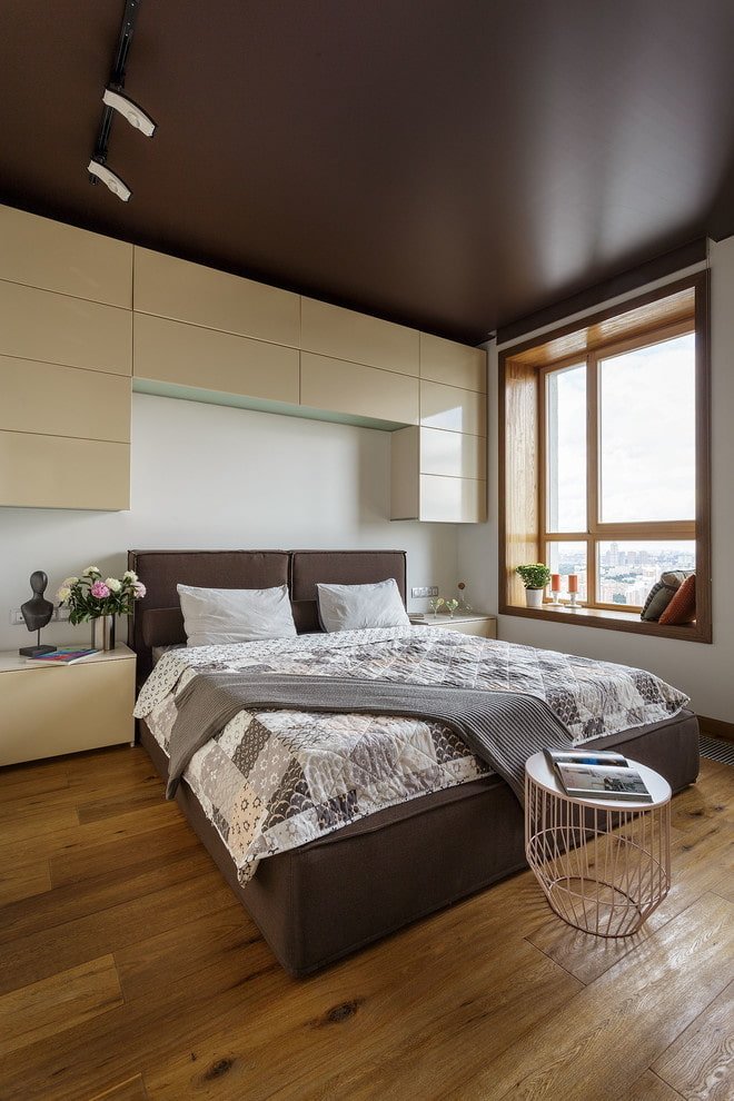 soffitto marrone in camera da letto