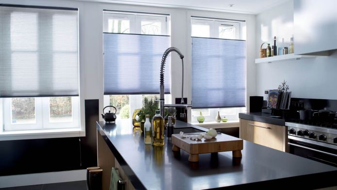 Tende plissettate all'interno di una cucina moderna