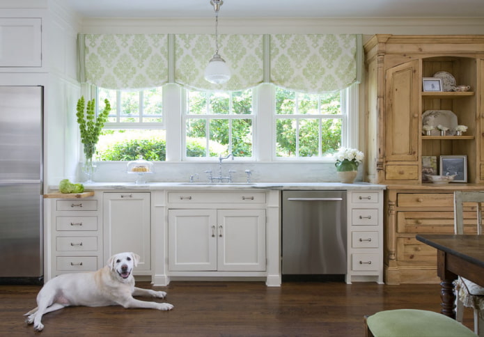 tende corte con monogrammi all'interno