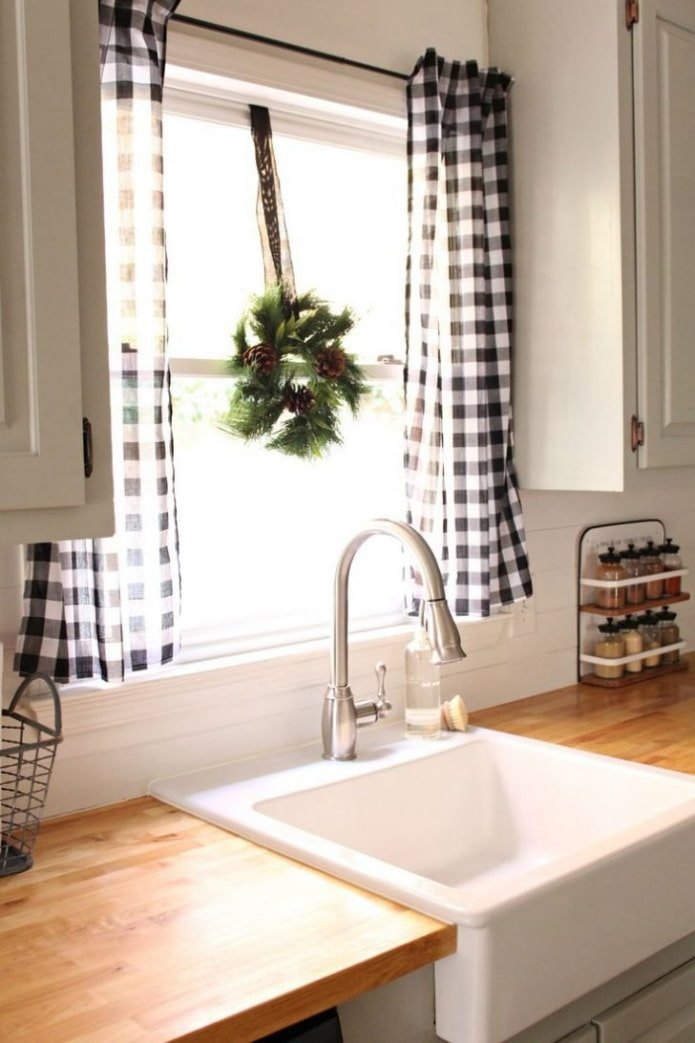 tende corte in un plaid