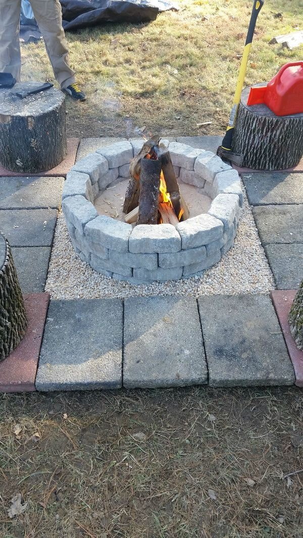 semplice braciere in pietra in giardino