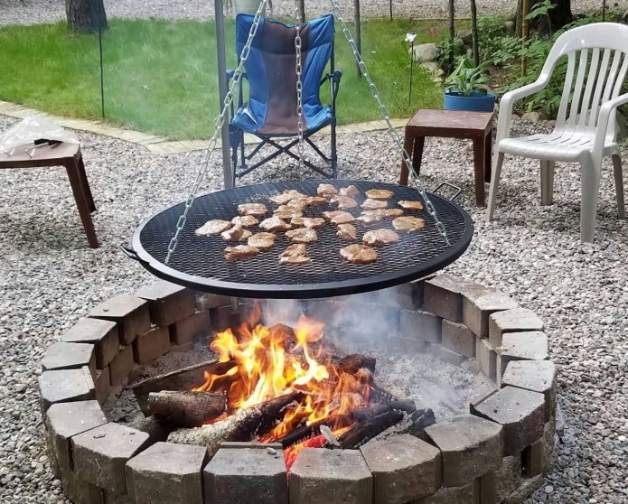 braciere con griglia per barbecue