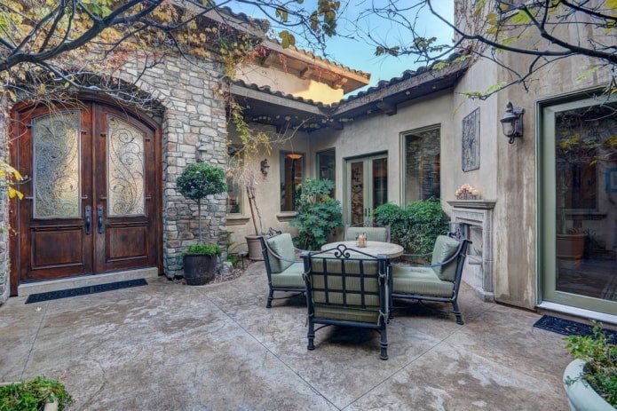 patio con porta antica