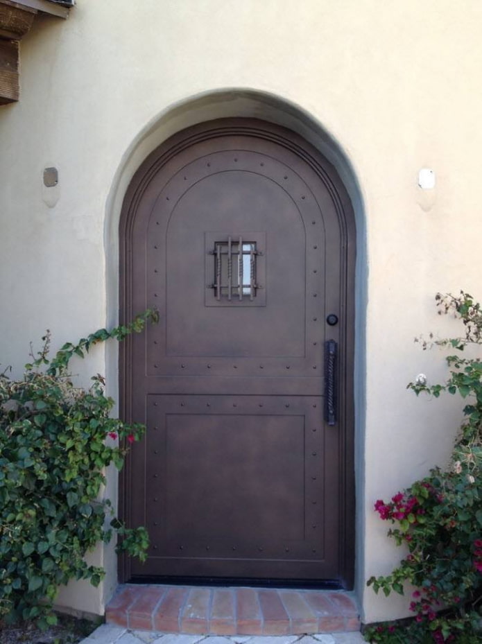 porta in metallo con elementi forgiati