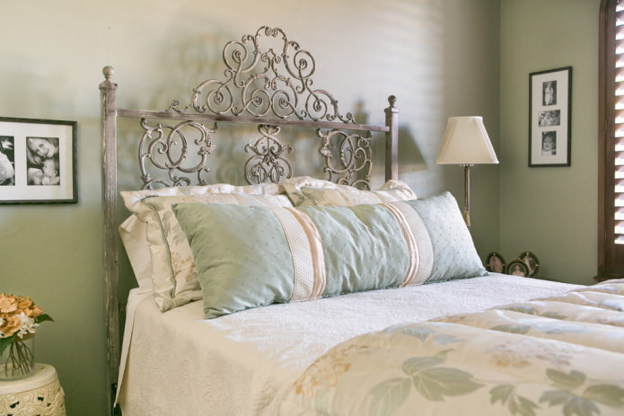 letto forgiato con patina all'interno