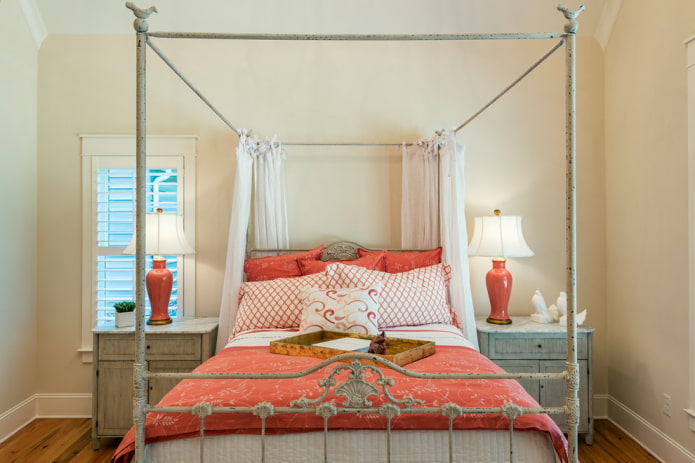 letto con forgiatura antica all'interno