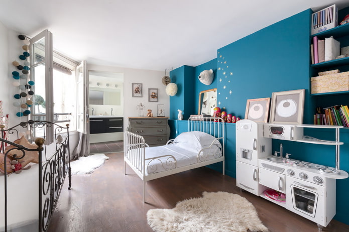 un letto in ferro battuto in un interno per bambini
