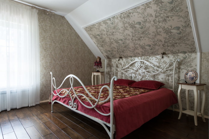 letto forgiato nella camera da letto in stile provenzale
