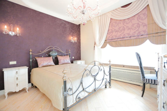 un letto con elementi forgiati in una camera da letto in stile classico