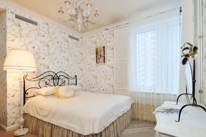 letto forgiato nella camera da letto in stile provenzale