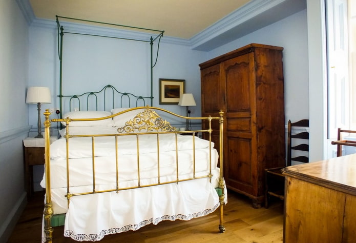 letto con forgiatura dorata