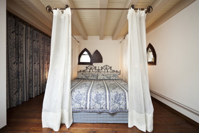 letto a baldacchino forgiato all'interno