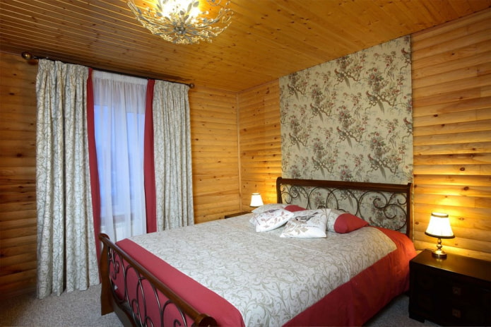 letto con testiera in legno all'interno