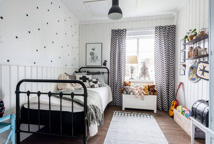letto con lavorazione forgiata in una cameretta per bambini in stile scandinavo