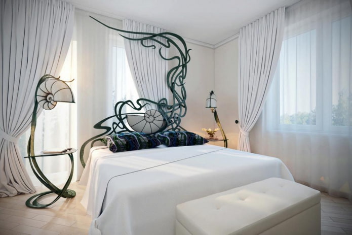 letto forgiato nella camera da letto in stile Art Nouveau