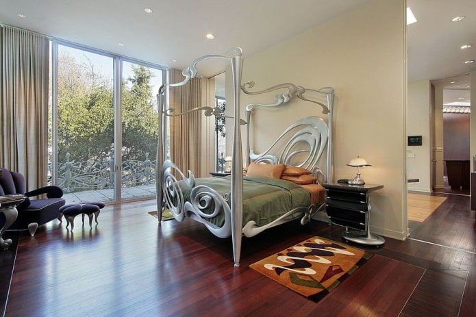 letto forgiato nella camera da letto in stile Art Nouveau