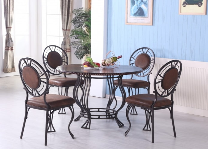 tavolo da pranzo forgiato all'interno