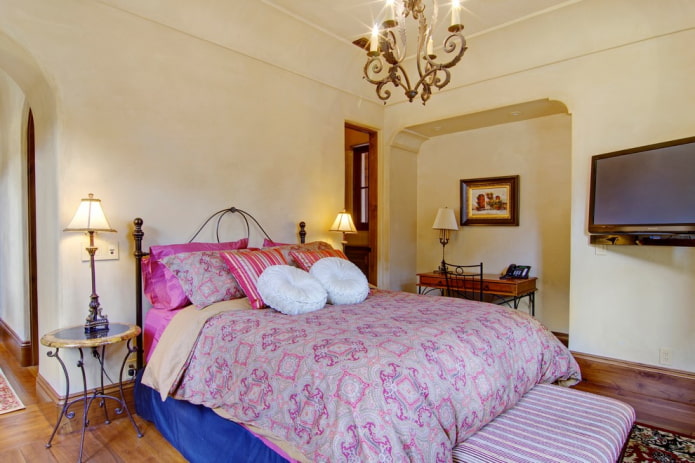 comodini in ferro battuto in camera da letto