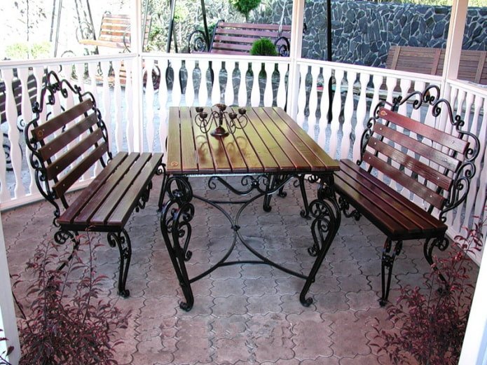 tavolo forgiato da esterno nel gazebo