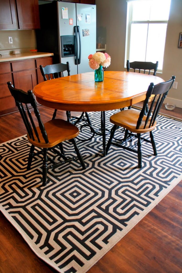 cucina luminosa con moquette