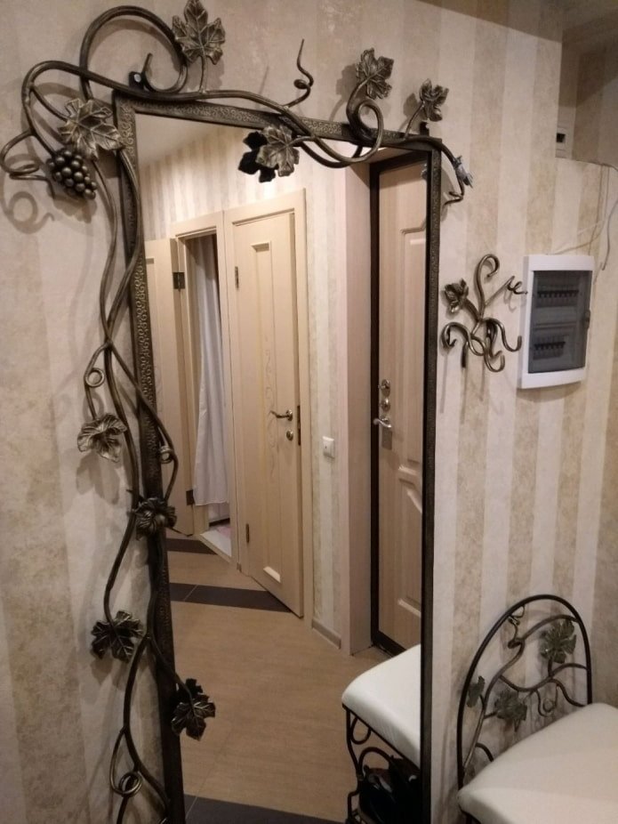 cornice forgiata per uno specchio