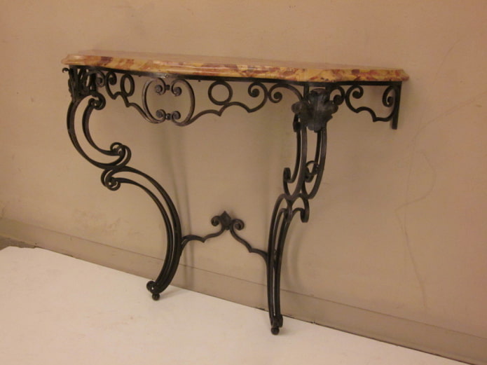 piano del tavolo in pietra su gamba forgiata