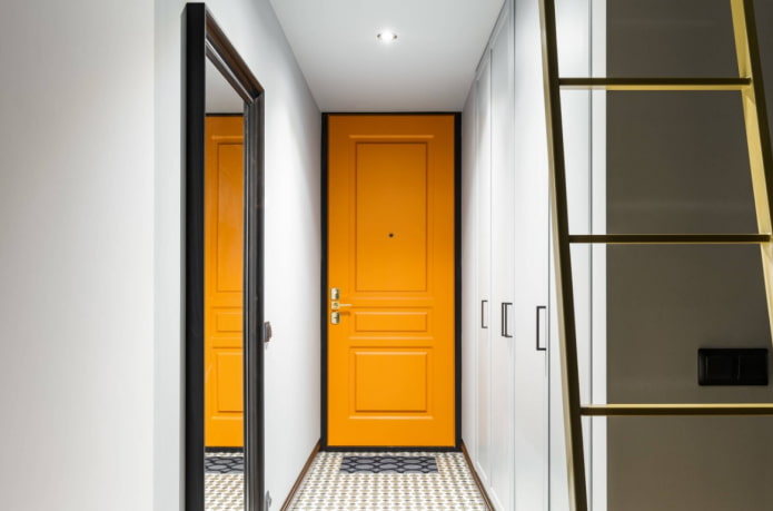 tappeto vicino alla porta luminosa