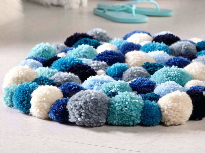 Tappeto fatto di pompon
