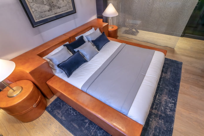 Interno della camera da letto con un tappeto