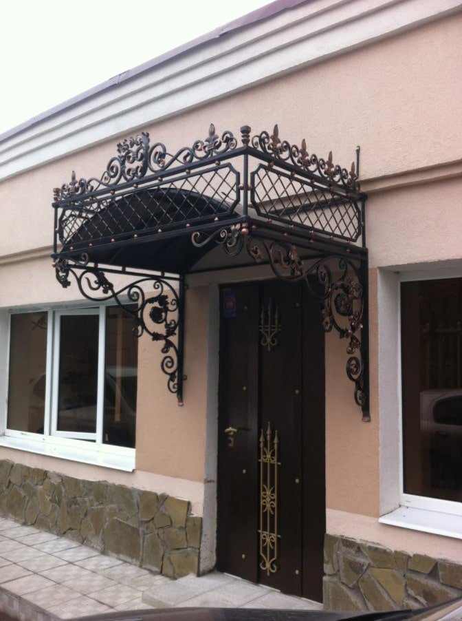 bella tettoia sopra il portico
