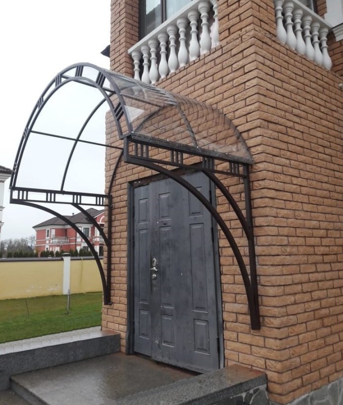 pensilina ad arco trasparente