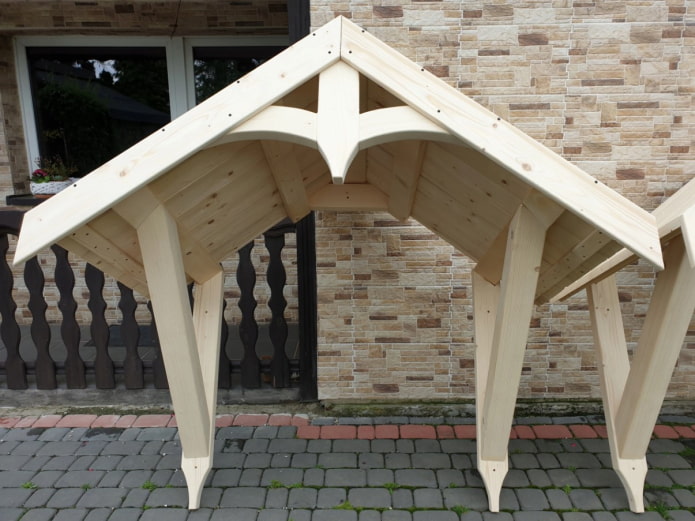 tettoia in legno sopra la porta