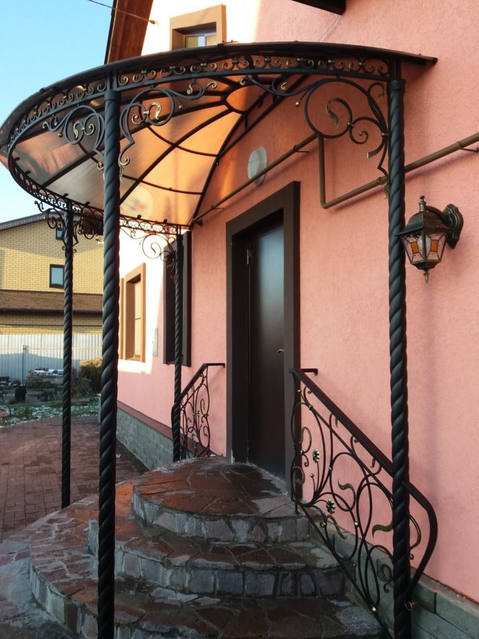 esempio di pensilina a cupola
