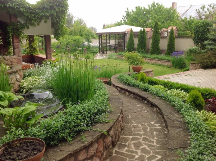 Un giardino decorato con pietre