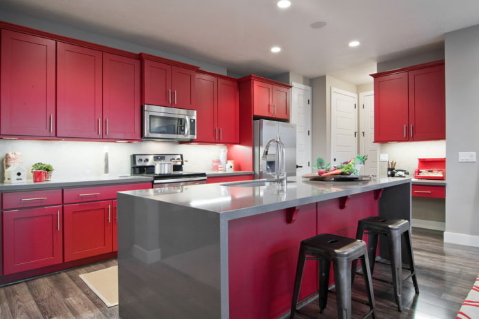 interno della cucina nei toni del grigio e del rosso
