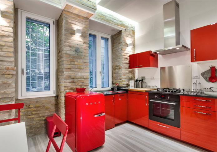 arredamento della cucina nei toni del rosso