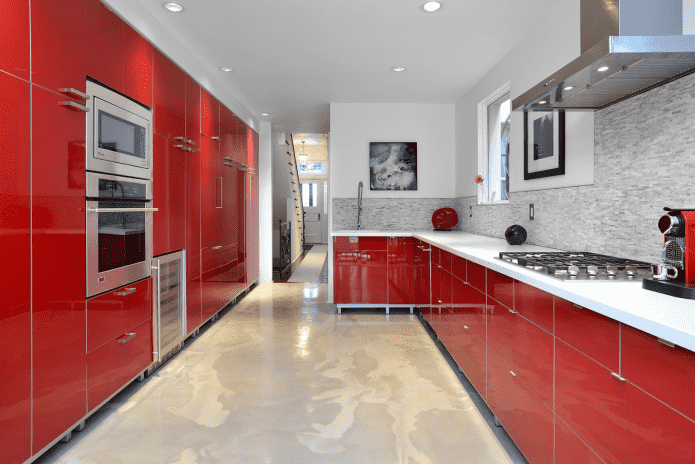 rifiniture della cucina nei toni del rosso