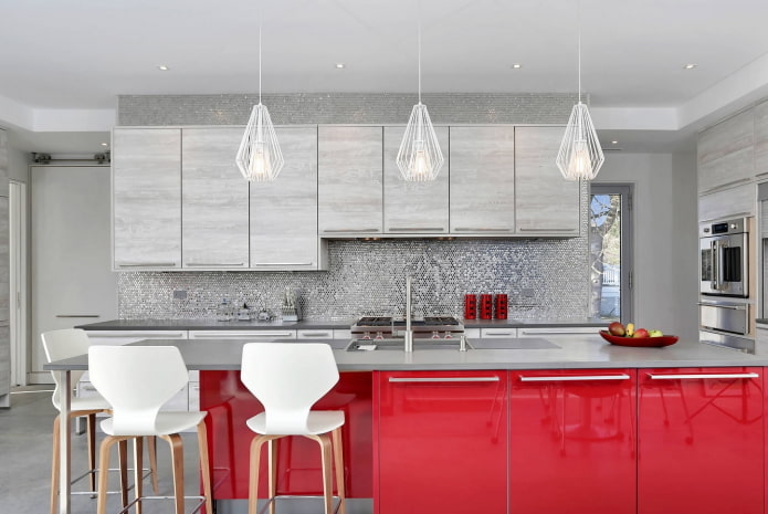 interno della cucina nei toni del grigio e del rosso