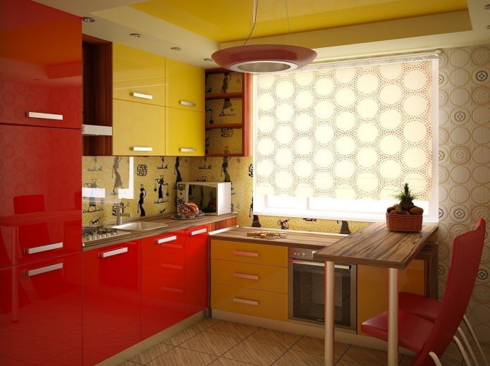 interno della cucina nei toni del giallo e del rosso