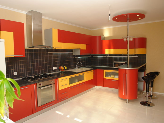 interno della cucina nei toni del giallo e del rosso