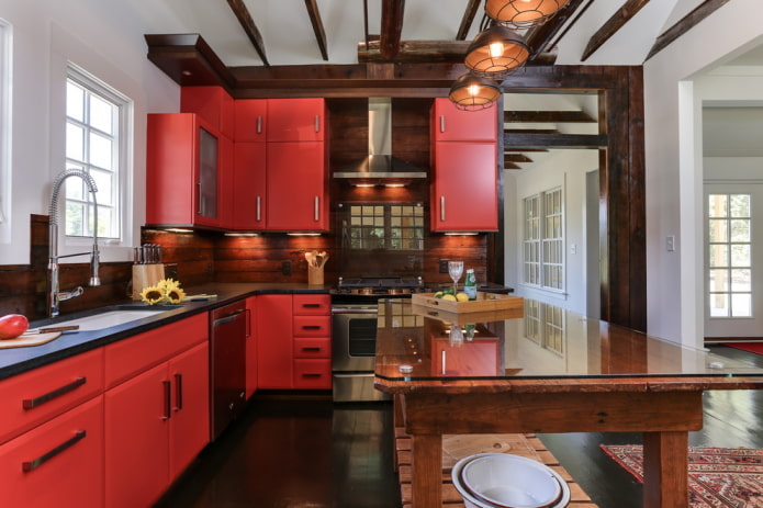 interno della cucina nei toni del rosso-marrone