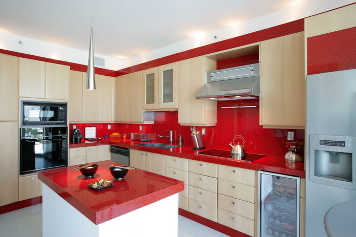 interno della cucina nei toni del rosso e del beige