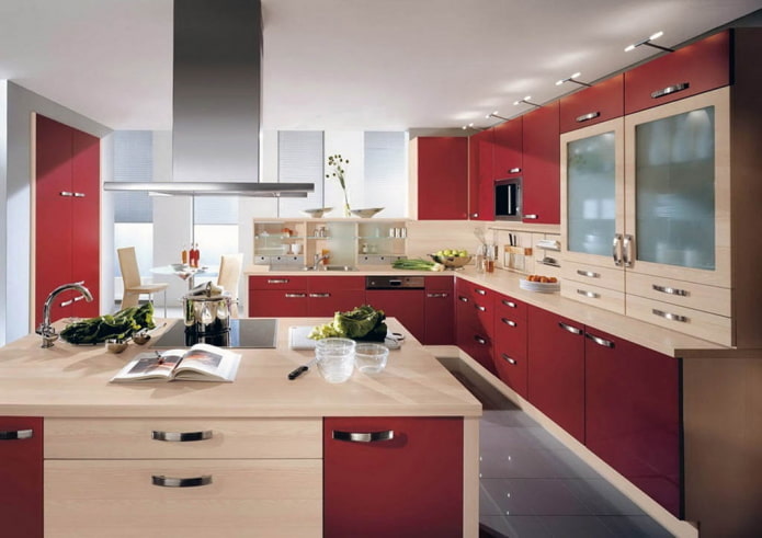 interno della cucina nei toni del rosso e del beige
