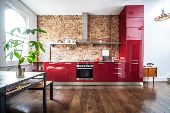 interno della cucina nei toni del rosso-marrone